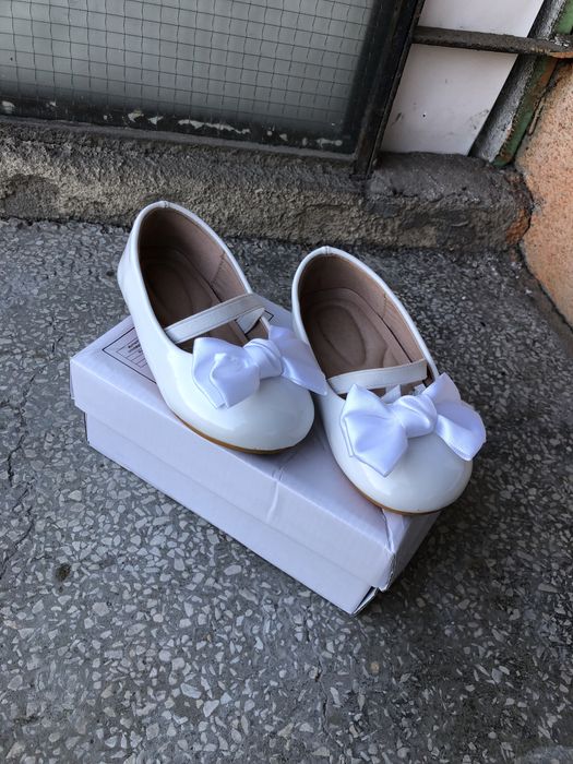 Бели сандали.