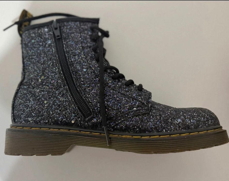 Vând bocanci cu sclipici Dr. Martens