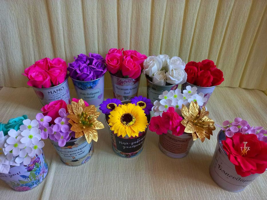 Букет от сапунени рози в ПВЦ сфера и подаръчна кутия. и други цветя