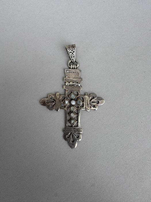 Cruce din argint si sidef