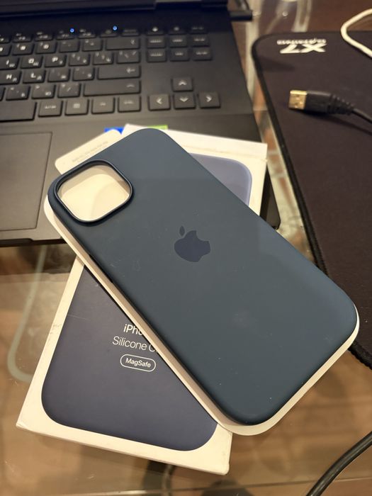 Продам оригиналтный чехол Iphone 15