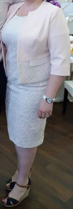 Vând costum compus din rochie si sacou marime 46