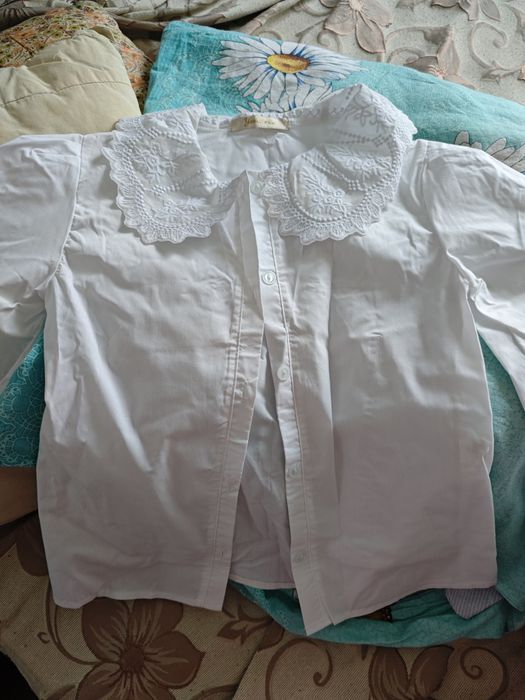 Блузки школьные отдам