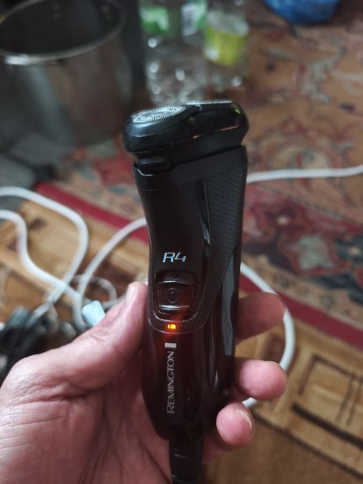Vând aparat de bărbierit Remington R4