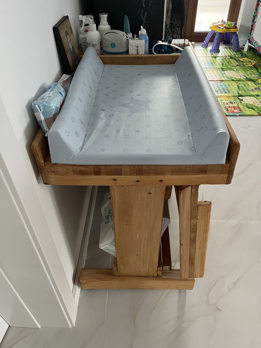 Masa de schimbati bebelusi din lemn masiv cu blat rabatabil pentru cad