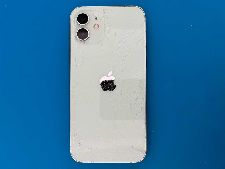 iPhone 12 на части