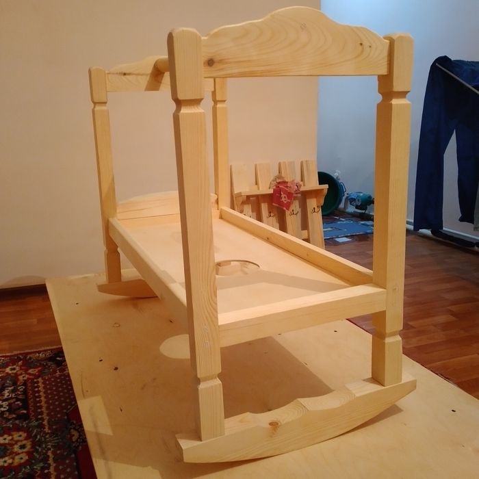 Бесік ағаштан жасалған