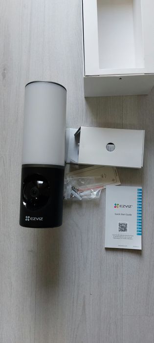 EZVIZ LC3 2K+ Smart Security Light Camera с 32GB вградена памет