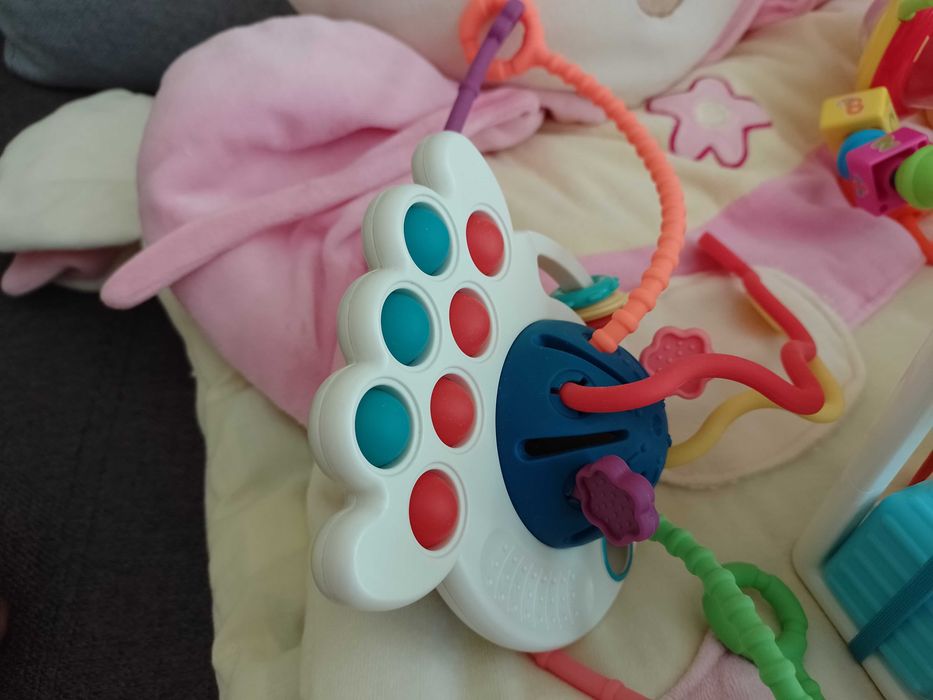 Килимче за игра и играчки