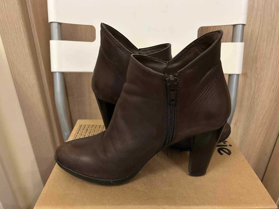 Тъмнокафяви дамски боти на ток