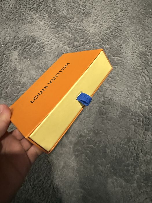 Louis Vuitton гривна