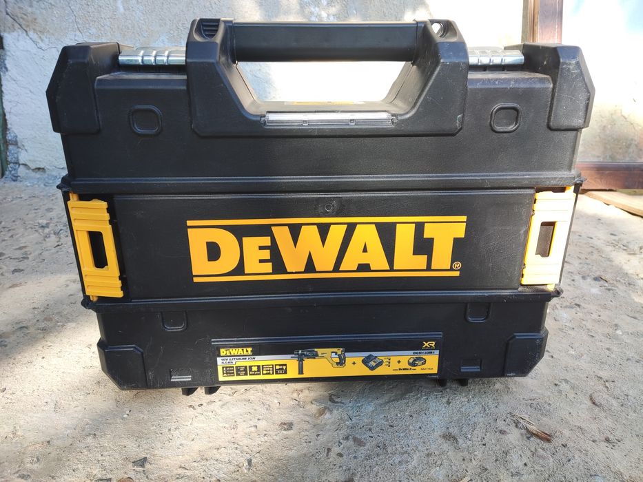Перфоратор DEWALT DCH 133 M1