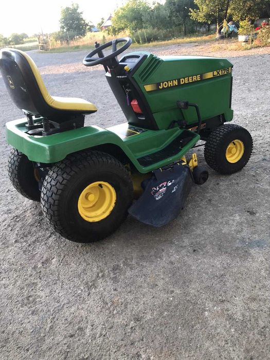 Tractoras gazon JOHN DEERE,2 pistoane