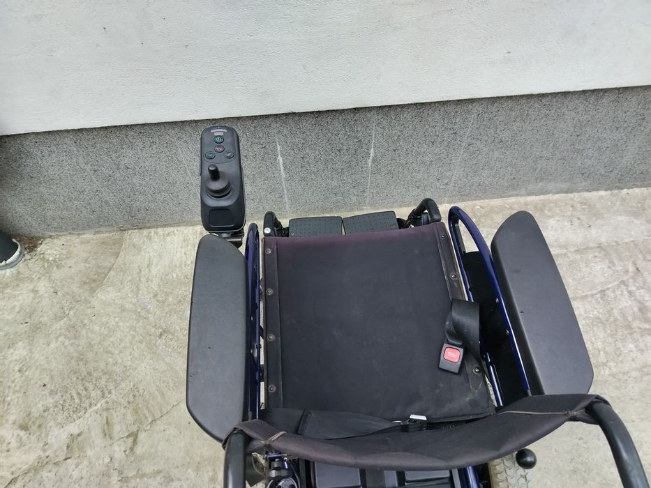 Cărucior - scaun electric pentru persoane cu dizabilități