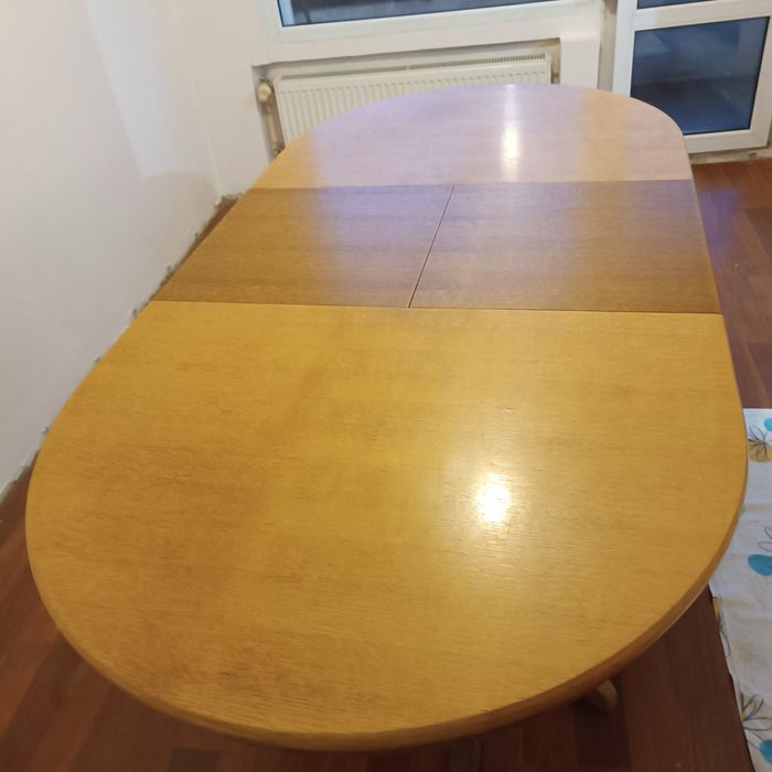 Масивна трапезна дървена маса с четири стола