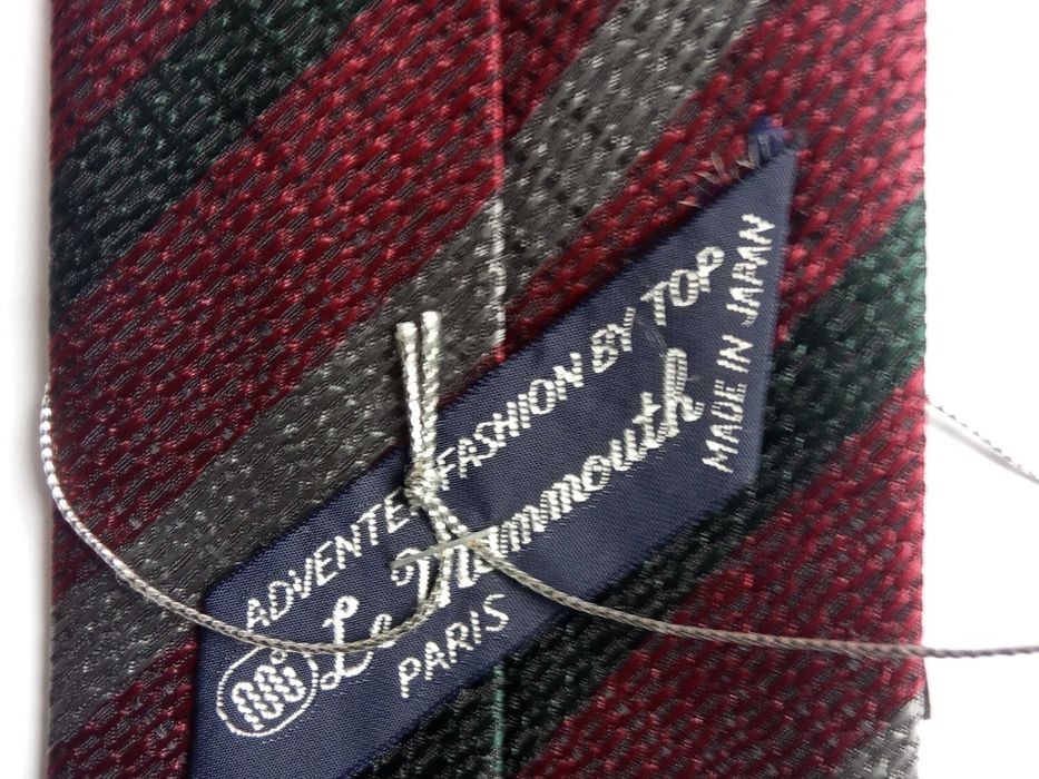 Продавам френска копринена вратовръзка.