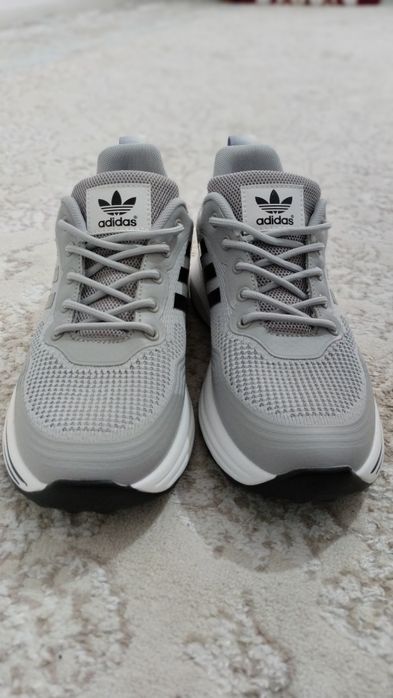Продам Адидас кроссовки