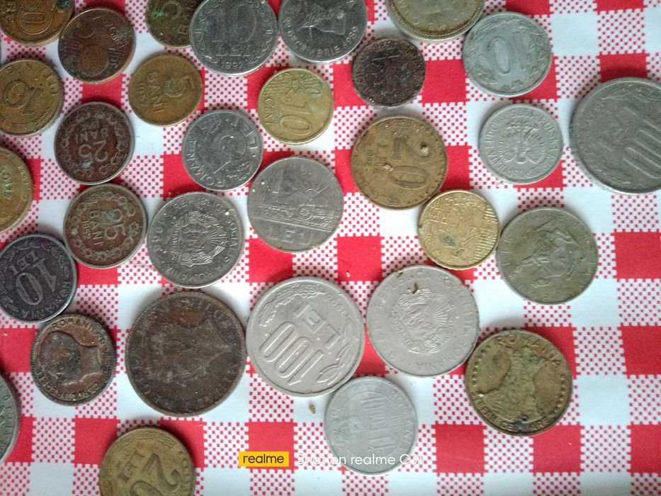 Vând bancnote și monezi vechi