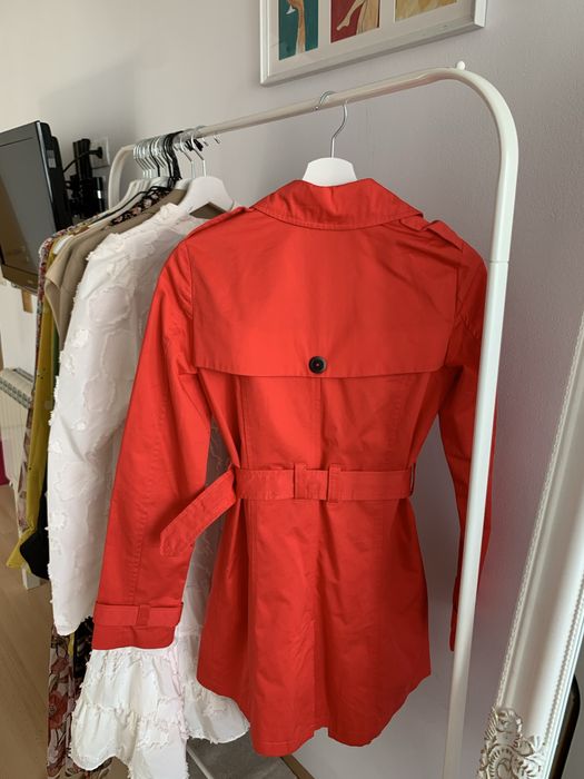 Червен тренч с колан на Bershka