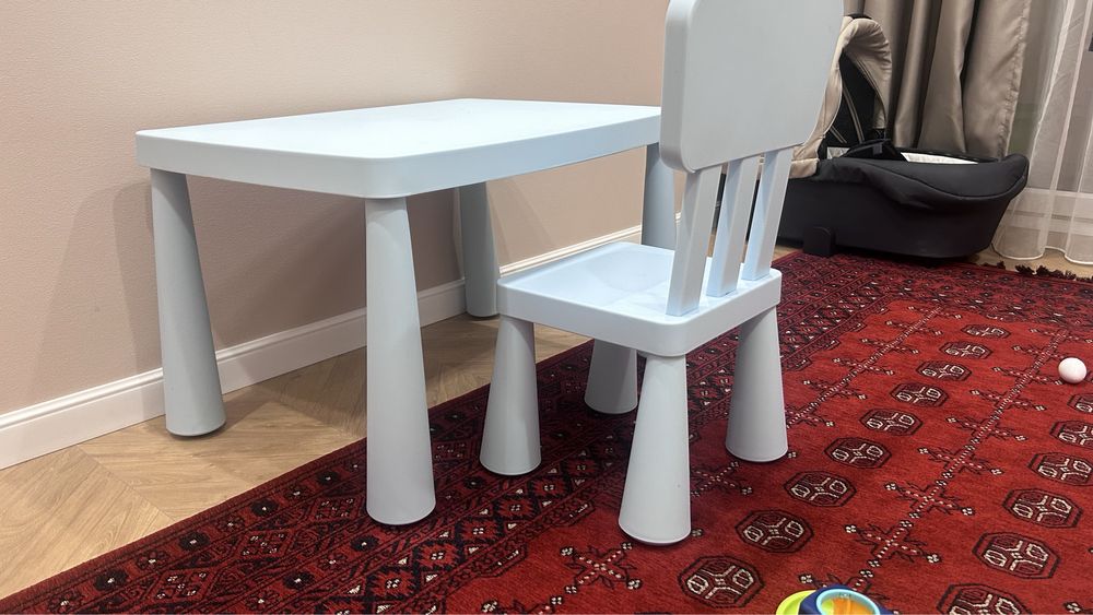 Продается детский  стол и стул