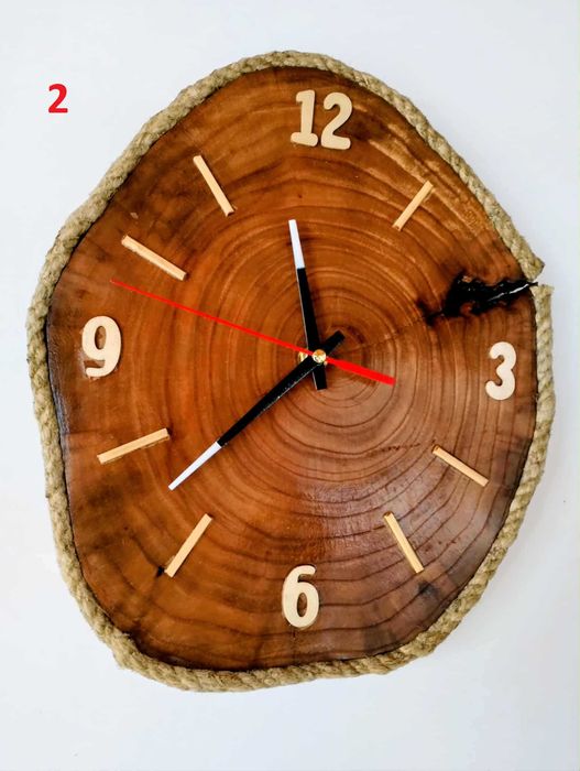 Дървен стенен часовник