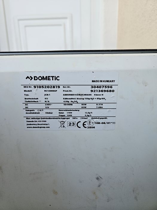 Vand  lada frigorifica domitec  pe gaz,12v si 220
