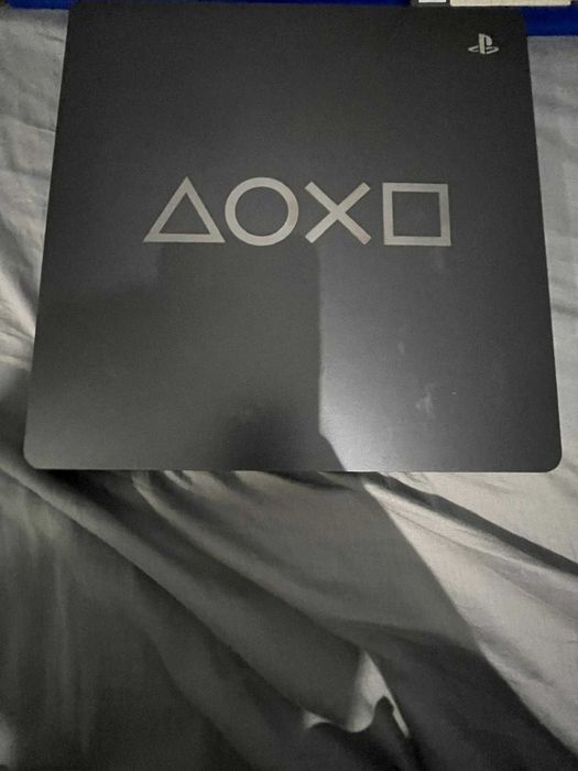 Vand PS4 cu 20 de jocuri incluse si 2 Controllere