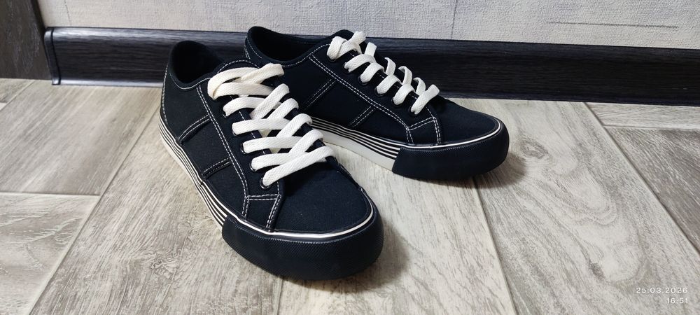 Продам кеды женские