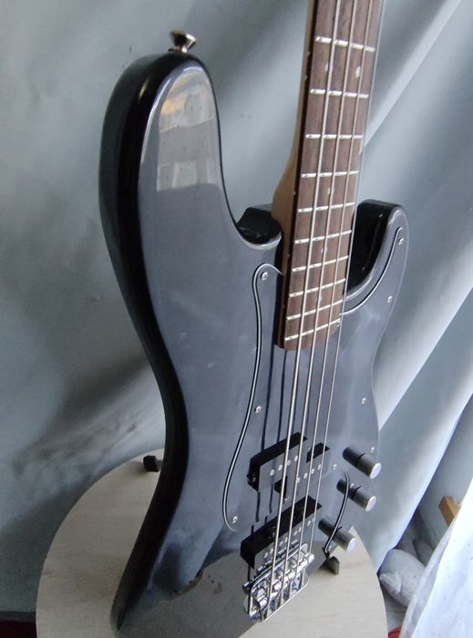 Chitara Bass Squier in stare excelenta + amp Fender Rumble 15