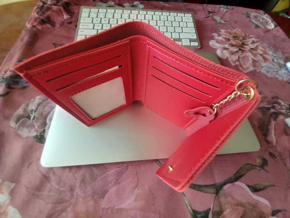 Модерен Дамски Портфейл в Ярко Червено