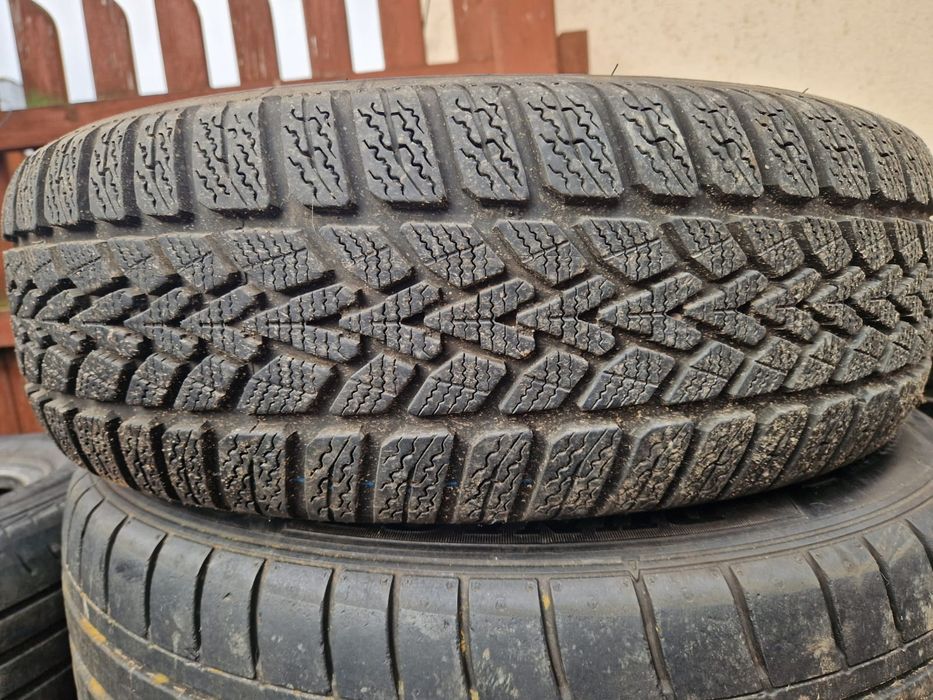Vând o anvelopă Dunlop 195/65/15 de iarnă