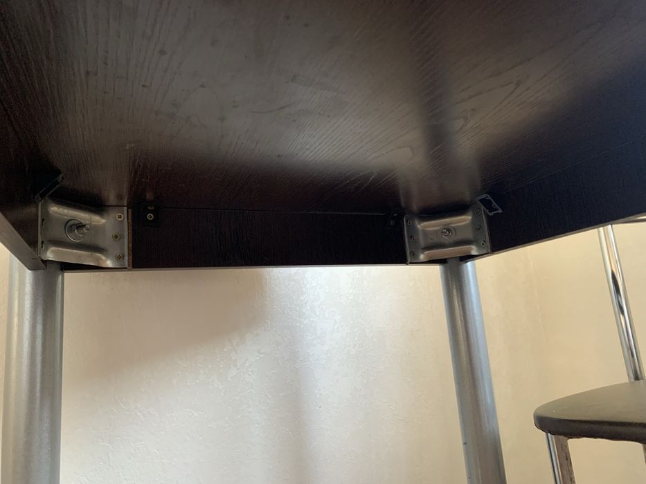 Продается стол