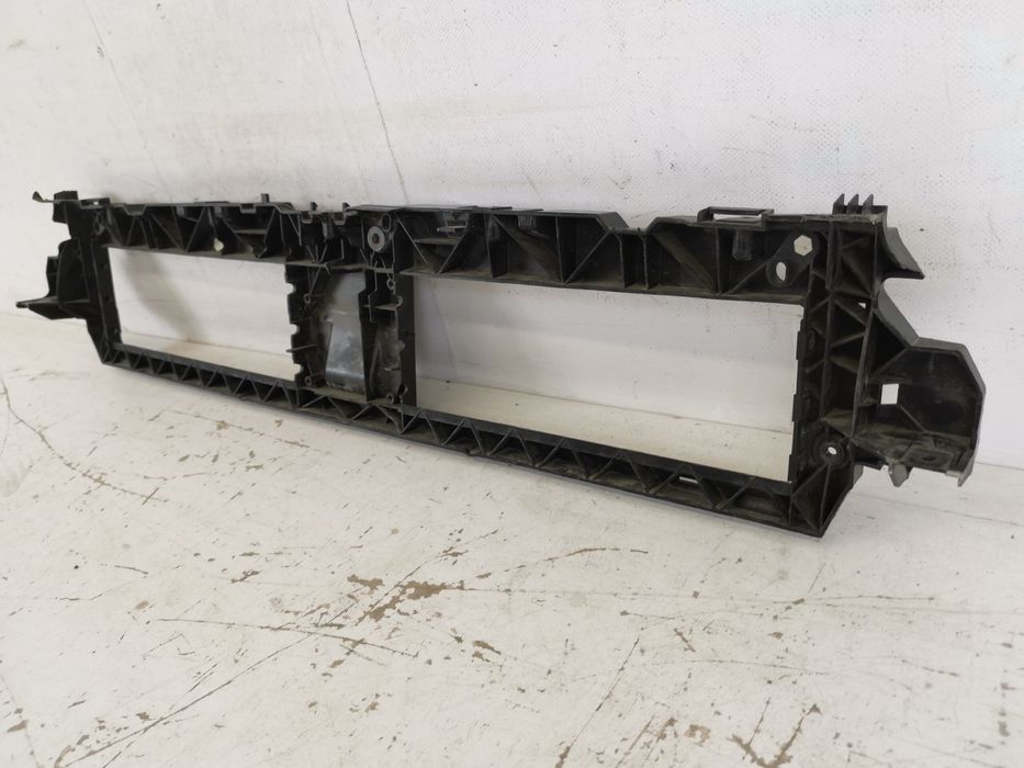 Ауди А4 Б9 / Audi A4 B9 Оригинален държач за решетка на радиатора в до