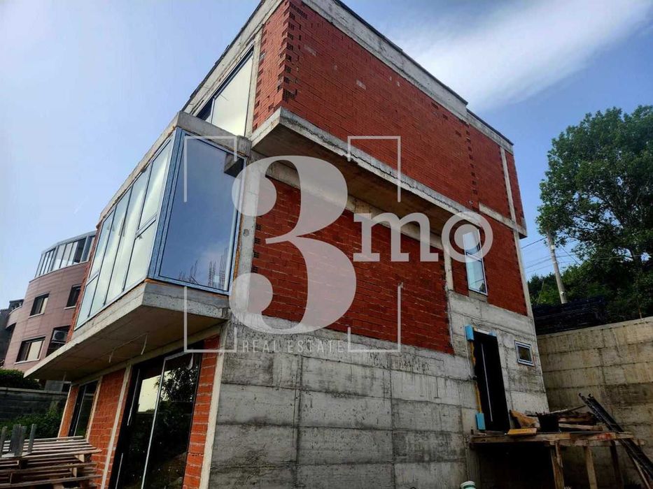 „3mo“ продава новострояща се луксозна къща, находяща се в с. Бистрица