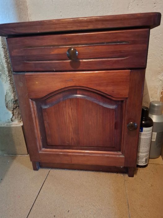 Продавам спален комплект от дърво с огледало и шкафче