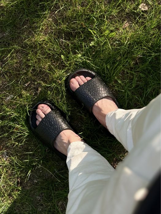 Шлепки черные.