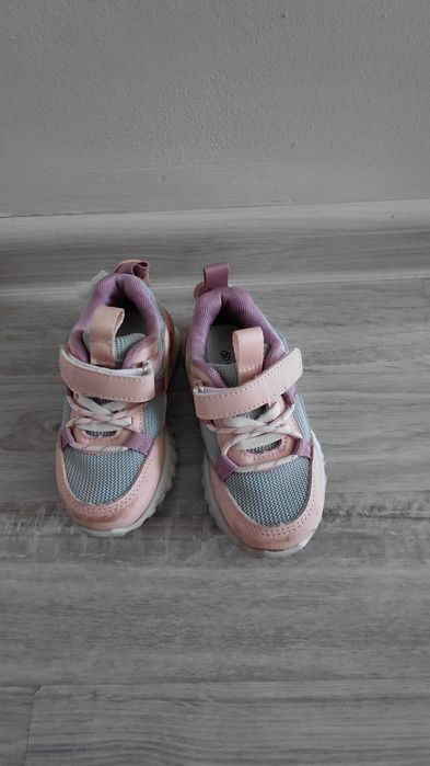 Продам кроссовки на девочку