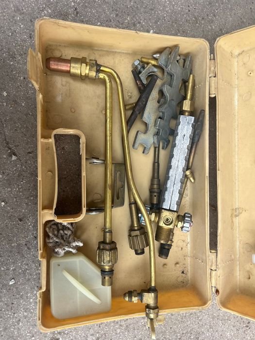 Продавам две кислородни бутилки, с тях също има резач и две горелки!