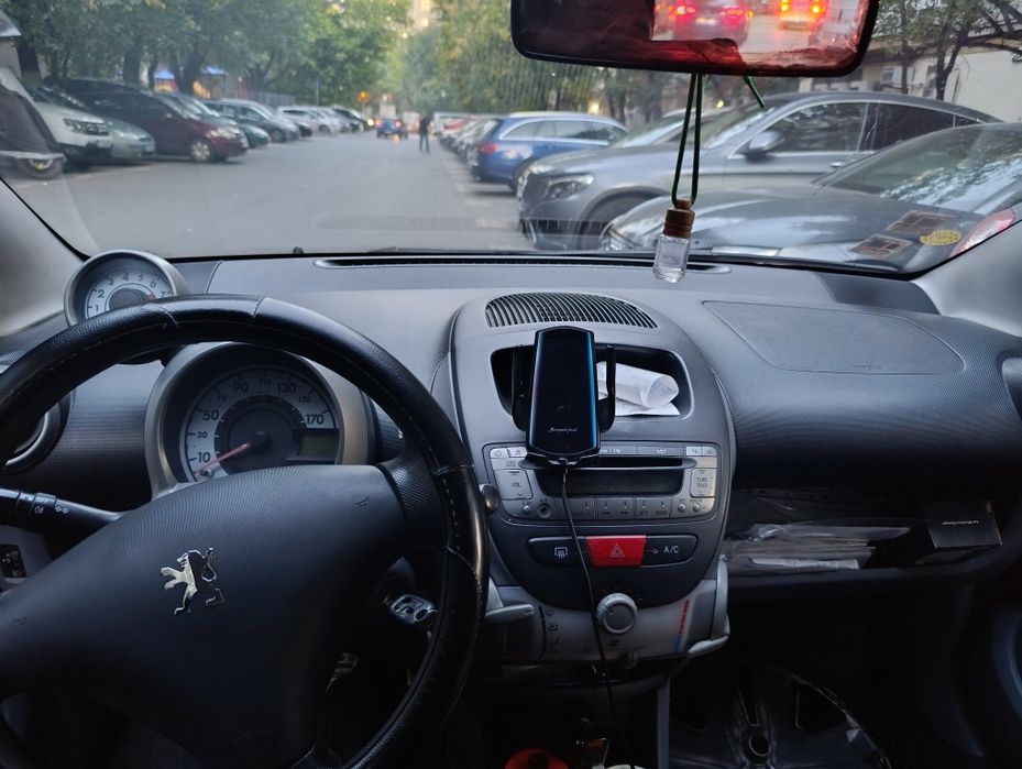 Vând Peugeot 107