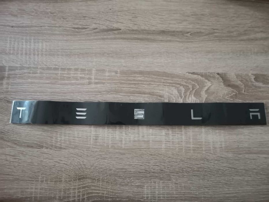 сребрист надпис Tesla Тесла