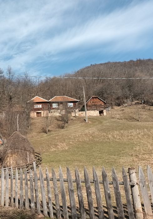 Vînd două case și o șură din lemn