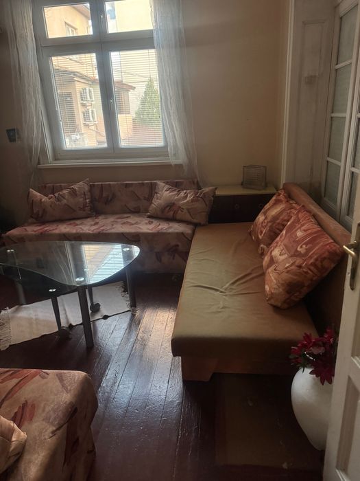 Три броя дивани.