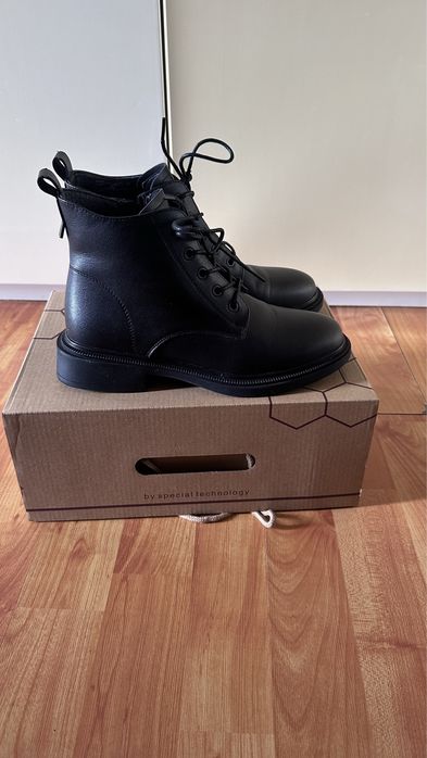 Обувь женская, кожаная