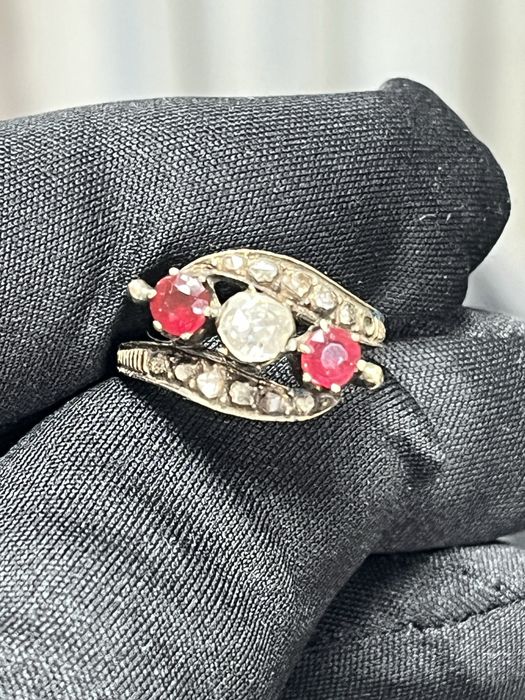 Античен златен пръстен „Трилогия“ с диаманти и рубини (19-ти век)