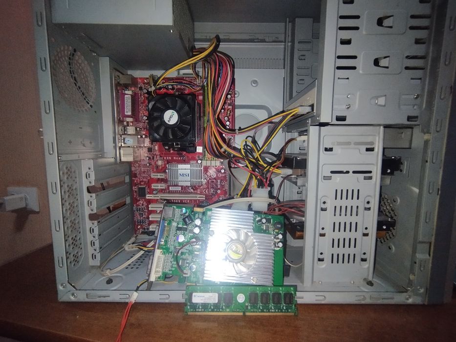 Zor ishlidigan komp sotiladi srochna!!!