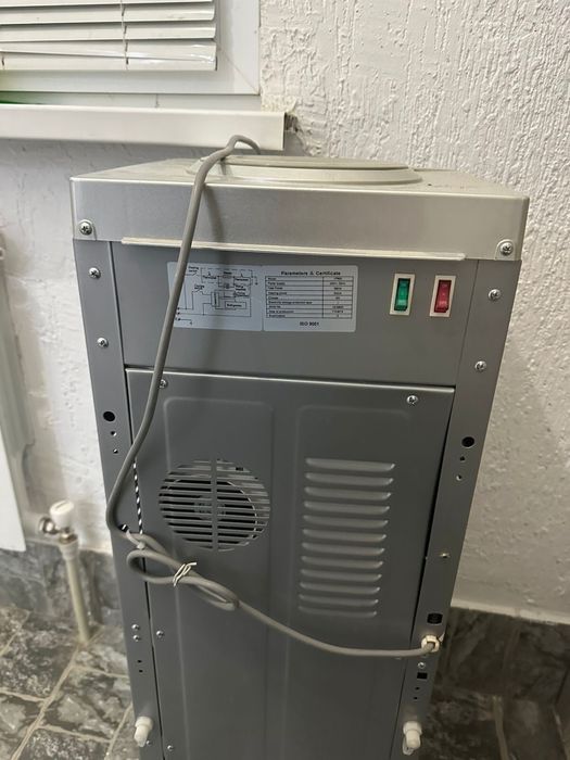 Диспенсер работает