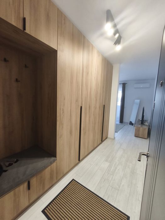 Închiriez studio