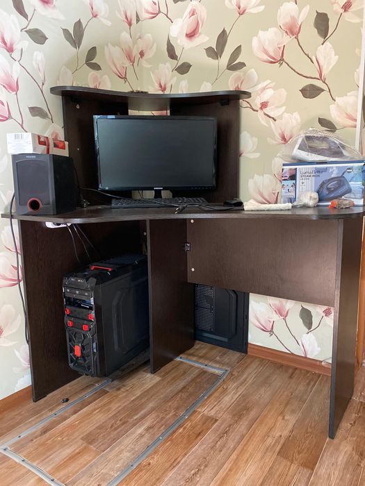Срочно продам компьютерный стол