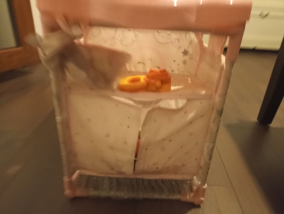 Bebeluș reborn pătuț hăinuțe accesorii
