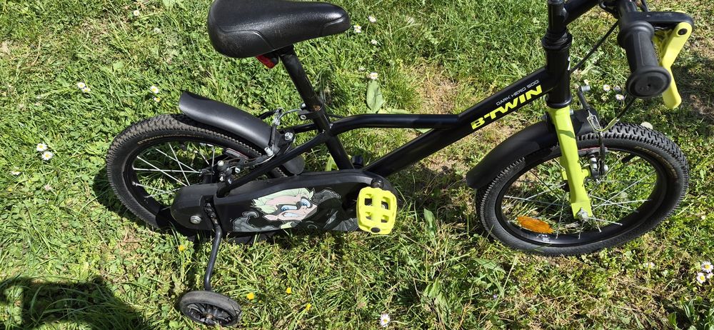 Vând bicicleta 16 inci Dark Hero in stare foarte bună.